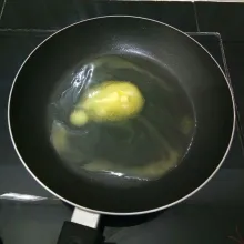 Panaskan margarin di wajan anti lengket.