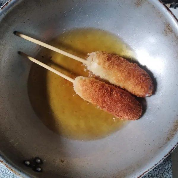 Panaskan minyak, goreng corndog hingga coklat keemasan dengan api sedang kecil.