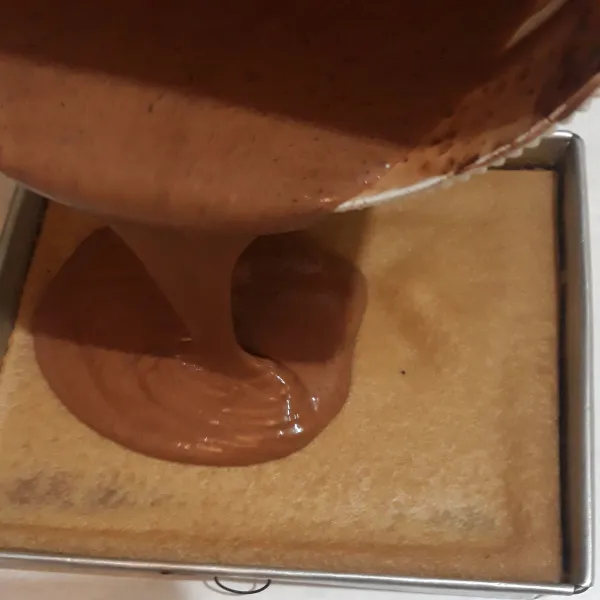 Terakhir tuang sisa adonan coklat, kukus kembali selama 15 menit, hingga matang.