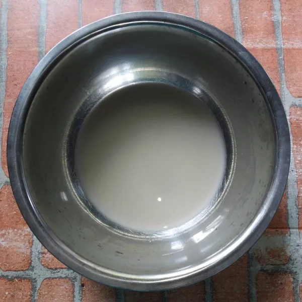 Campurkan air hangat, gula pasir dan ragi, aduk rata.