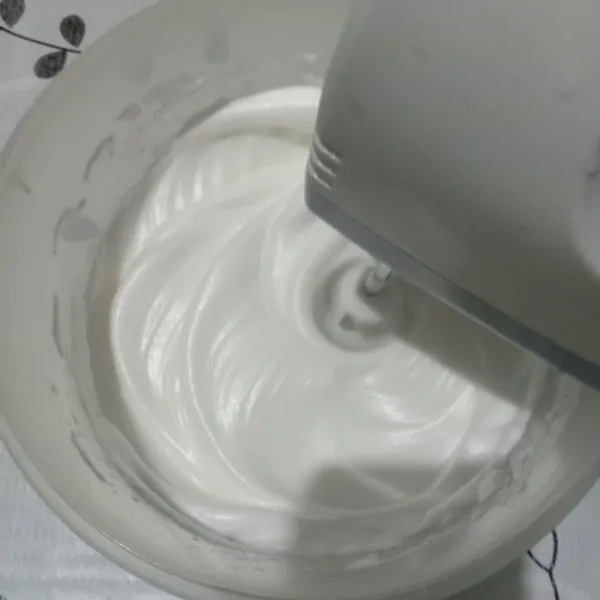 Siapkan wadah. Masukkan putih telur dan cream of tartar. Mixer kecepatan rendah hingga berbusa. Masukkan gula pasir secara bertahap, mixer kecepatan sedang hingga berjambul/ soft peak.