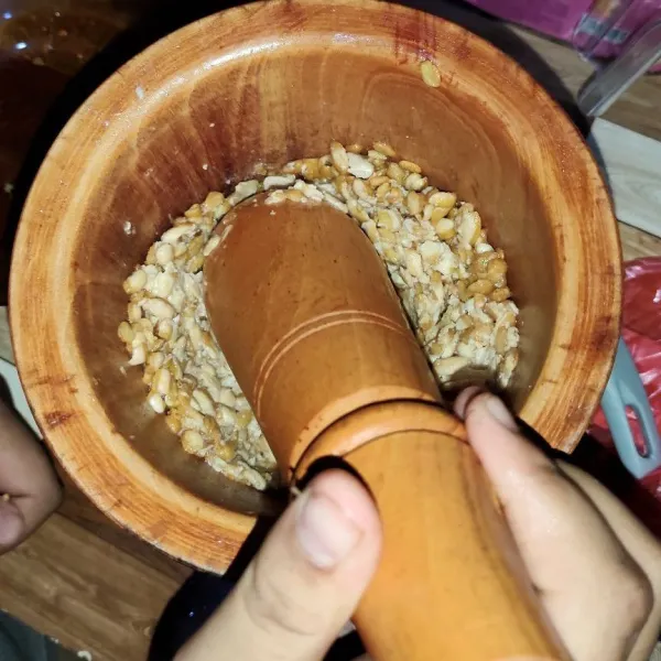 Haluskan tempe dengan cara diuleg