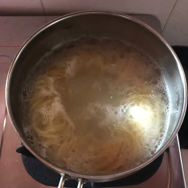 Rebus spaghetti hingga aldente (tingkat kekenyalan pas).