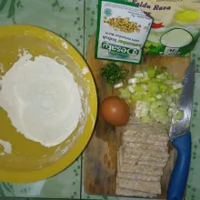 Siapkan bahan, iris tipis tempe, daun bawang, dan daun jeruk.