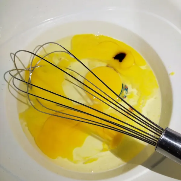 Kocok telur dan vanili sampai tercampur.