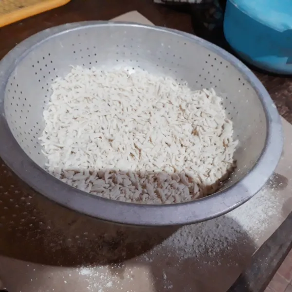 Campur semua bahan tepung, aduk rata. Ambil secukupnya labu siam (peras agar tidak berair). Masukkan dalam tepung, aduk rata, saring.