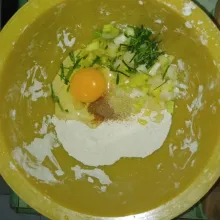Campur semua bahan adonan tepung.