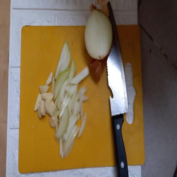Iris bawang bombay dan bawang putih