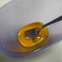 Kocok kuning telur asal rata.