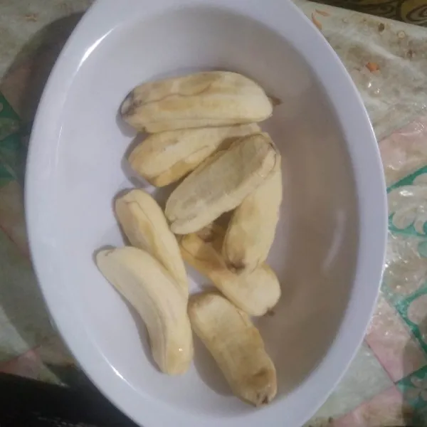kupas pisang kemudian haluskan menggunakan garpu.