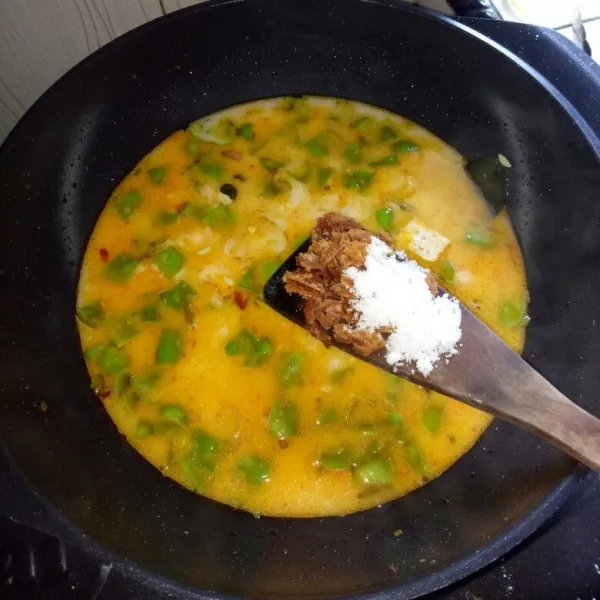 Setelah mendidih masukan garam dan gula merah.Aduk rata,masak sampai matang.Tes rasa lalu tambahkan kaldu jamur,aduk rata dan angkat.