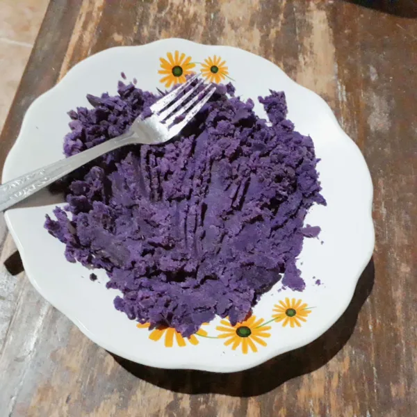 Kukus ubi ungu hingga empuk. Haluskan dengan garpu. Biarkan dingin.