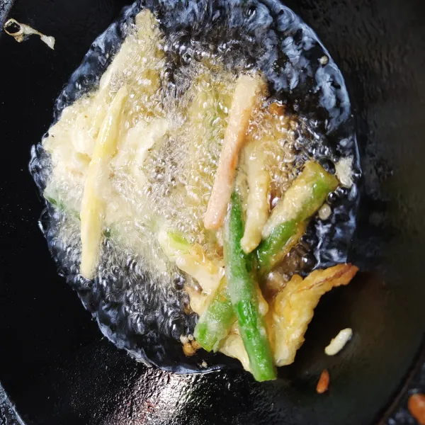 Lalu goreng dalam minyak banyak hingga kuning keemasan, kakiage renyah siap dihidangkan.