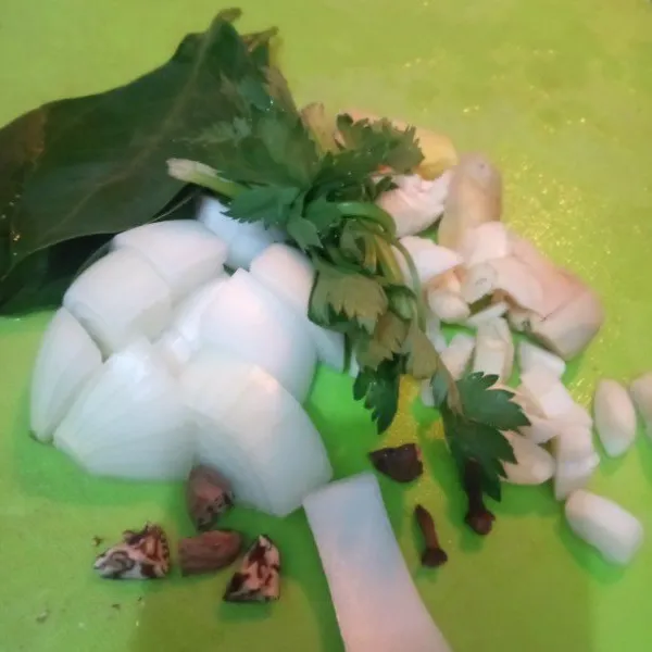 Masukkan bawang putih, bawang bombay, seledri, jahe, daun salam, pala dan cengkeh. Aduk rata.