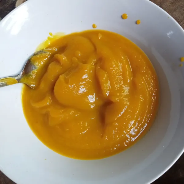 Blender labu kuning dan air hingga halus.