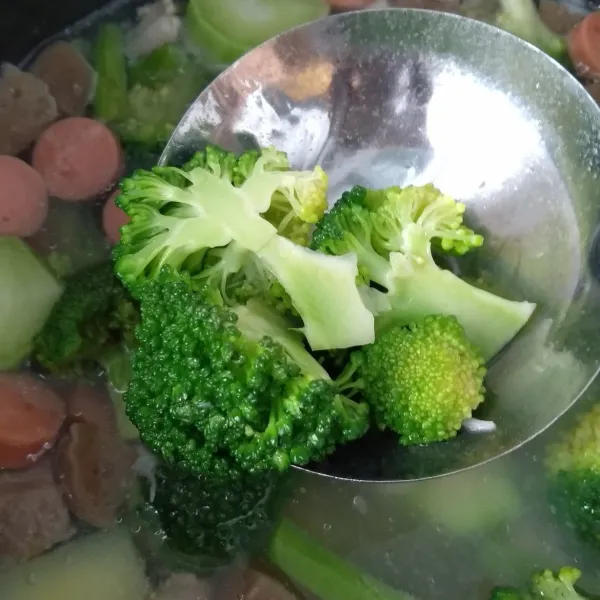 Masukkan potongan brokoli bersamaan dengan garam, gula dan kaldu bubuk secukupnya. Tunggu hingga semua sayuran matang sempurna.