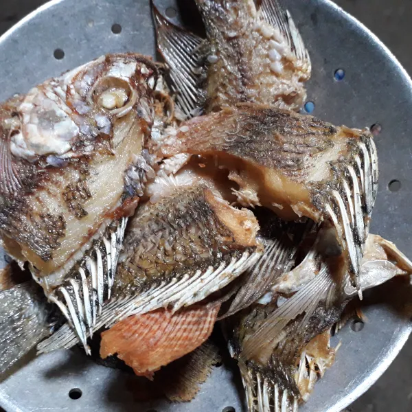 Cuci bersih ikan, beri secukupnya garam dan perasan jeruk nipis, lalu goreng hingga matang.