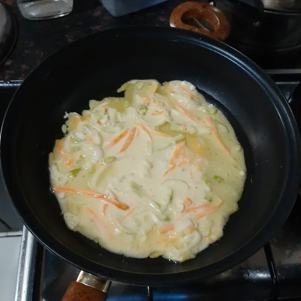 Bagi 2 adonan dan masak masing-masing adonan dengan cara panggang di atas pan bulat dan masak hingga matang, lalu tumpuk kedua adonan agar lebih tebal atau bisa dijadikan 2 porsi. Sajikan pada piring saji dan potong sesuai selera.