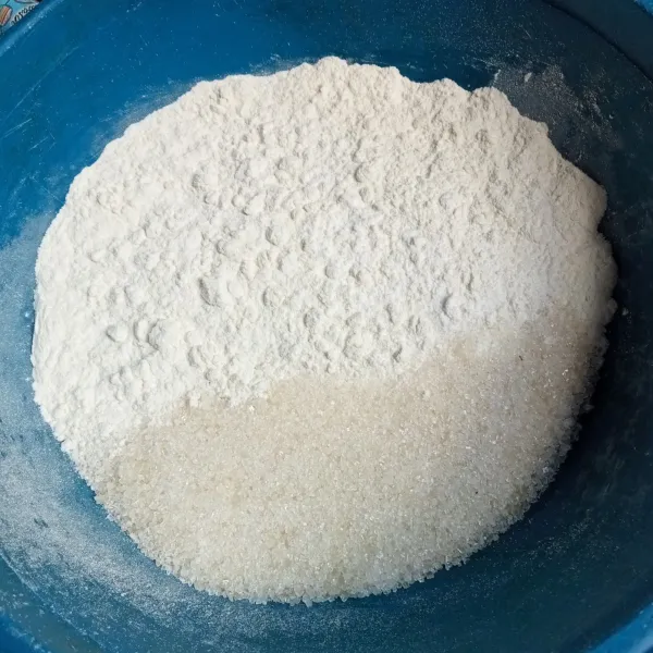 Campur terigu, gula halus, garam, soda kue dan baking powder.