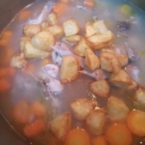 Masukkan wortel, masak hingga empuk, kemudian masukkan kentang.