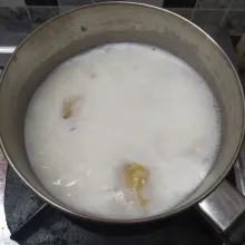 Rebus susu cair dan jahe geprek sampai mendidih.