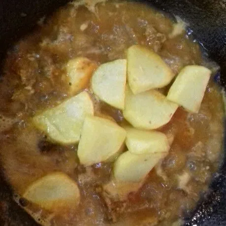 Masukkan kentang goreng, aduk rata.