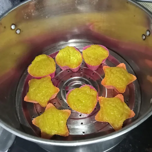 Masukkan kedalam panci kukusan yang sudah dipanaskan terlebih dahulu, kukus hingga matang sekitar 20 menit.