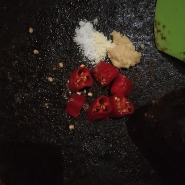 Untuk saus kacangnya, haluskan cabe merah, bawang putih dengan sedikit garam.