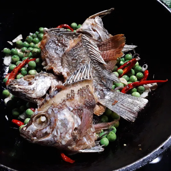 Masukkan ikan nila goreng.