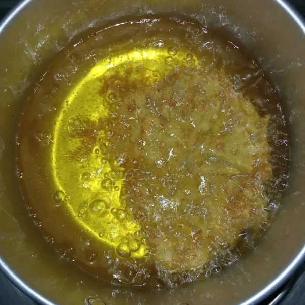 Panaskan minyak dan goreng katsu jamur hingga matang kecoklatan.