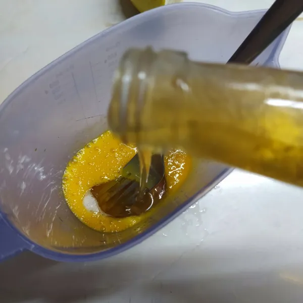 Masukkan madu secukupnya dalam kocokan kuning telur, aduk lagi sampai merata.
