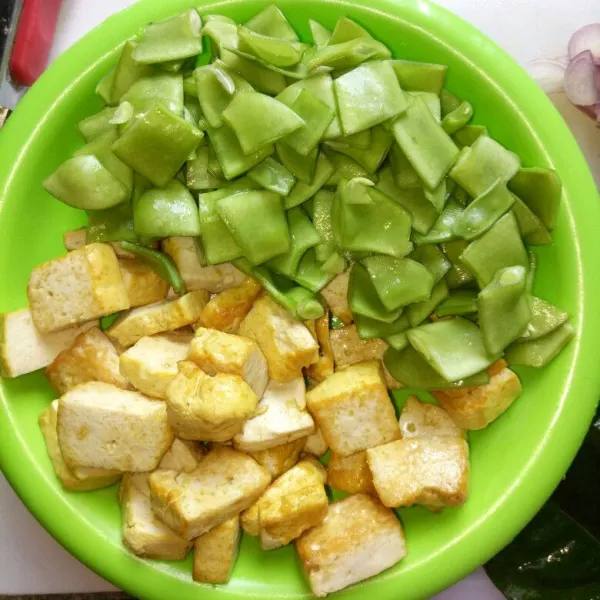 Cuci bersih kara lalu potong 2 cm atau sesuai selera.iris kotak tahu lalu goreng sampai berkulit/setengah matang.Sisihkan terlebih dahulu.