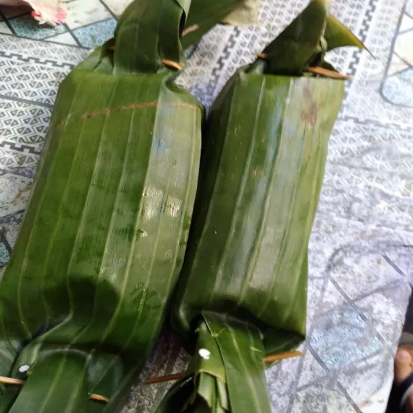 Gulung, tutup kedua ujungnya dengan tusuk gigi