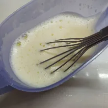 Segera aduk cepat campuran susu. Sajikan hangat.