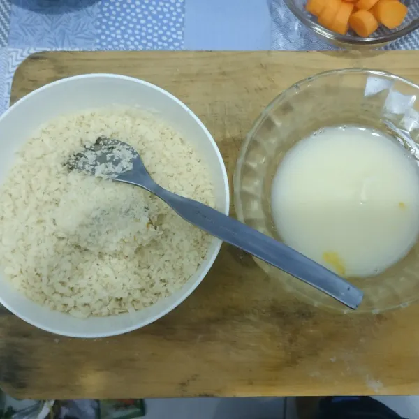 siapkan tepung roti dan adonan tepung encer. celupkan bola nasi yg sudah dingin ke adonan, lalu ke tepung.