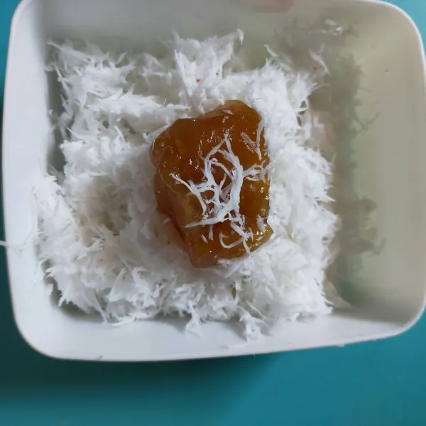 Kukus kelapa muda bersama dengan garam selama 10 menit. Angkat. Ambil ongol ongol yg telah dipotong potong dengan spatula atau dengan cara di sendok. Letakkan ongol ongol dalam balutan kelapa muda. Siap dinikmati