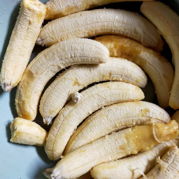 Sebelumnya siapkan kukusan dahulu dan panaskan kukusan. Kupas pisang ijo,Letakkan dalam wadah lalu haluskan dengan bantuan sendok atau bisa juga di blender, yg penting dihaluskan.