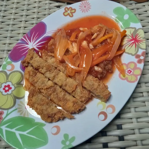 Tuang katsu jamur dalam piring lalu tuang saus diatasnya. Katsu jamur siap untuk disajikan. 🥰