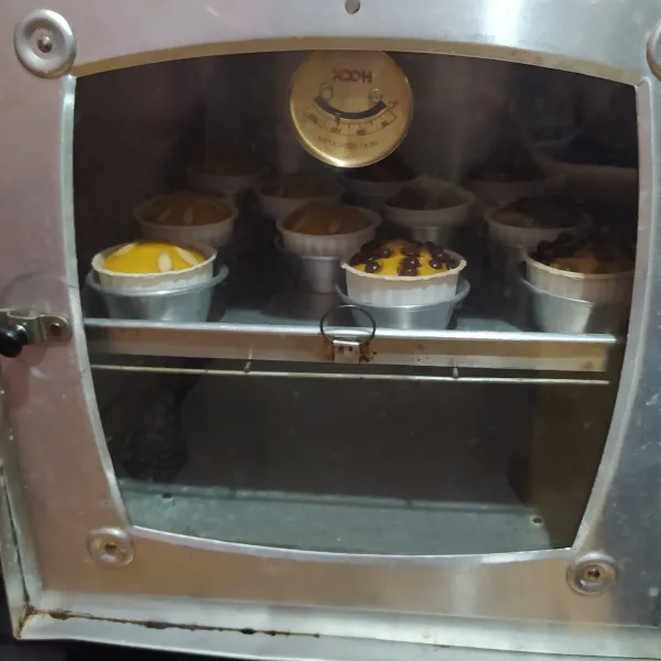 Oven selama 50-60 menit dengan suhu 170 derajat celcius. (sesuaikan dengan masing-masing oven)