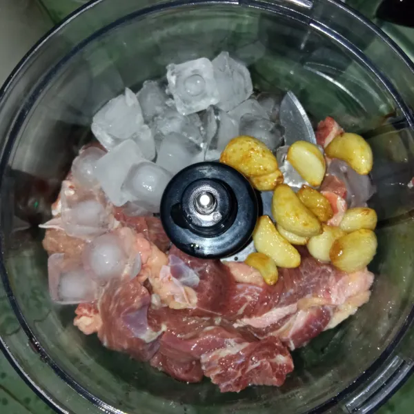 Campur daging, es batu dan bawang goreng ke dalam chopper, haluskan