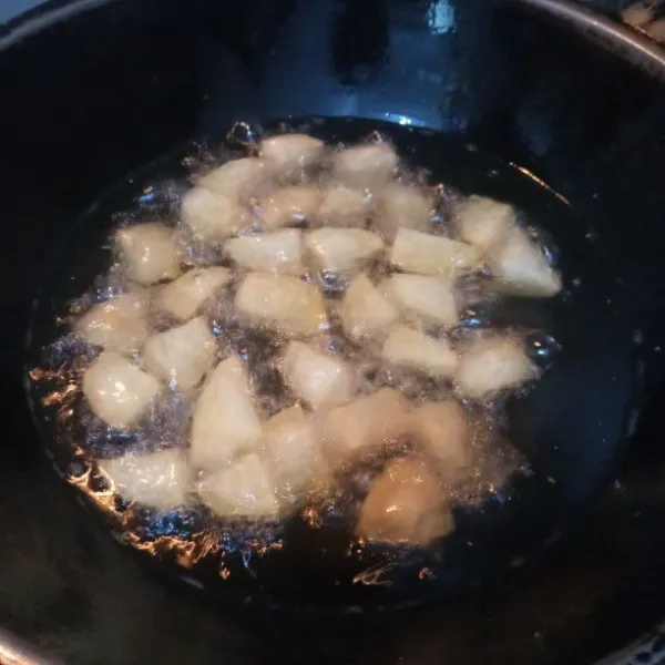 Panaskan wajan, beri minyak secukupnya. Goreng kentang hingga kering.