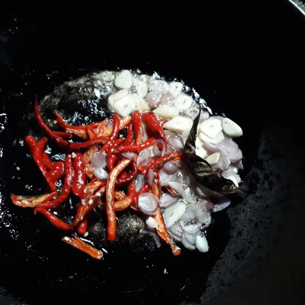 Panaskan sedikit minyak, tumis bawang merah, bawang putih, cabe dan daun salam hingga harum.