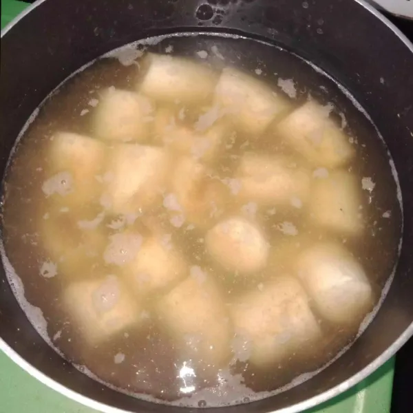 Siapkan panci dan air. Masak hingga mendidih lalu masukkan singkong, garam dan bawang putih yang dicincang, rebus hingga matang.