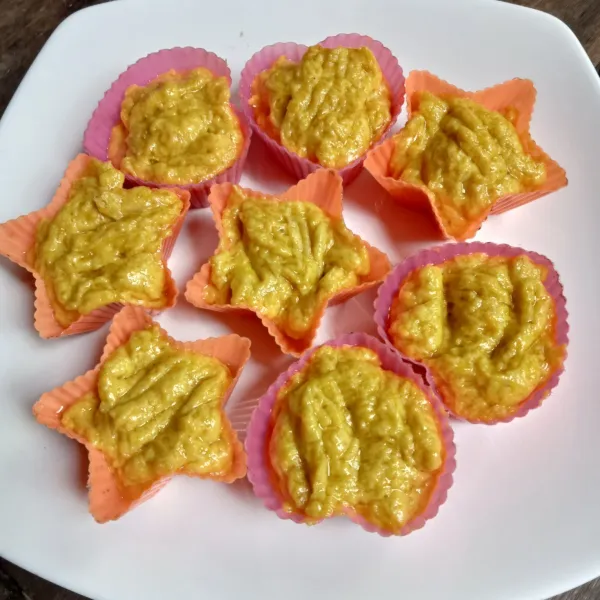 Masukkan kedalam cetakan yang sudah dioles tipis dengan minyak goreng.
