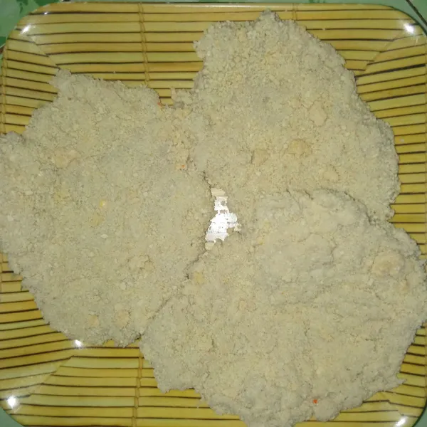 Simpan adonan katsu di dalam freezer selama 30 menit, agar tepung panir menempel sempurna.