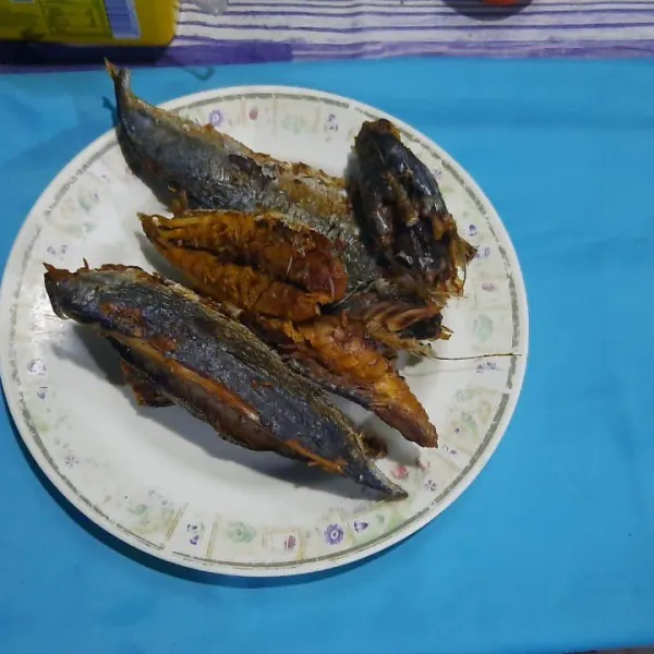 Goreng ikan setengah kering