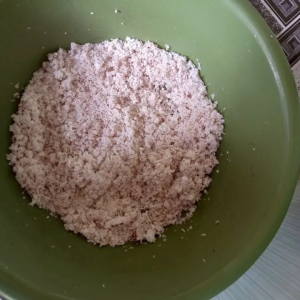 Siapkan kelapa yang sudah diparut, masak sebentar selama kurang lebih 10 menit diatas kompor, taburi dengan garam sedikit.