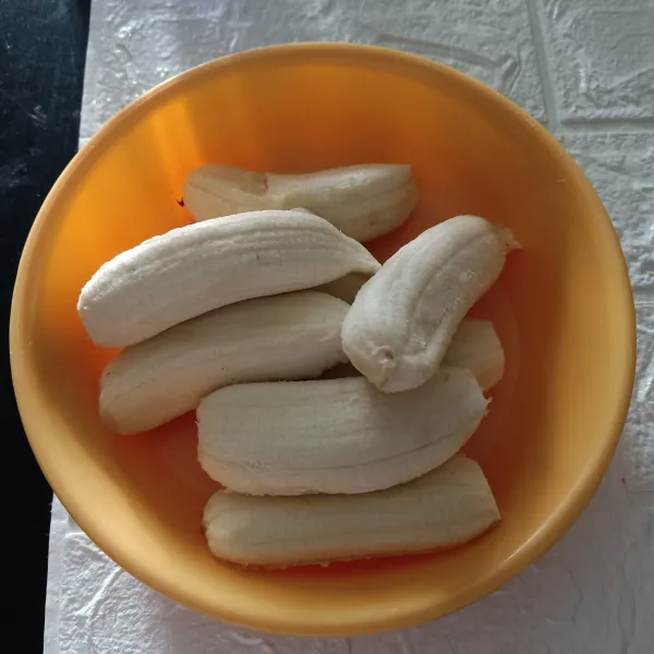 Siapkan pisang kepok.