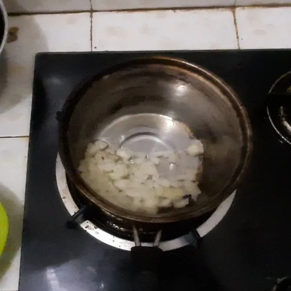 Tumis bawang bombay dan bawang putih hingga matang dan harum