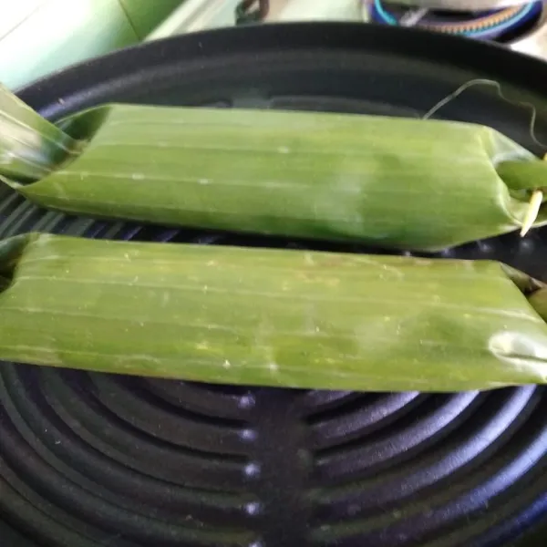 Olesi daun dengan sedikit minyak goreng, bakar di atas teflon sampai daun kecoklatan.